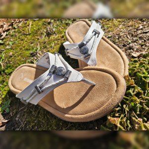 Minnetonka Silverthorne Thong Sandals